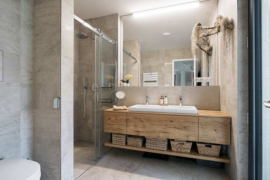 Moderne Wohnung mit stylischer Ästhetik in Berlin-Steglitz nahe Schlachtensee 7 Architektur - Immobilie - Badezimmer 2 1