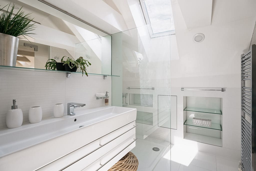 Attraktiv ausgestattetes 5-Zimmer-Penthouse mit Dachterrasse in Berlin-Kreuzberg 6 Architektur - Immobilie - Badezimmer 2 2