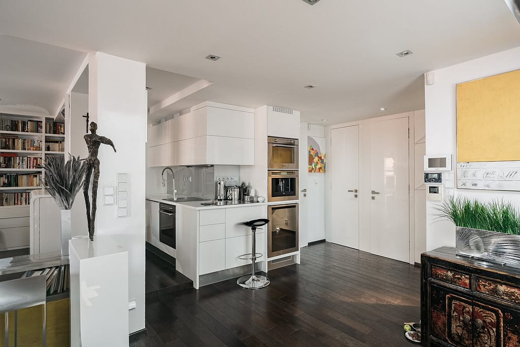 Attraktiv ausgestattetes 5-Zimmer-Penthouse mit Dachterrasse in Berlin-Kreuzberg 5 Architektur - Immobilie - Kueche 2