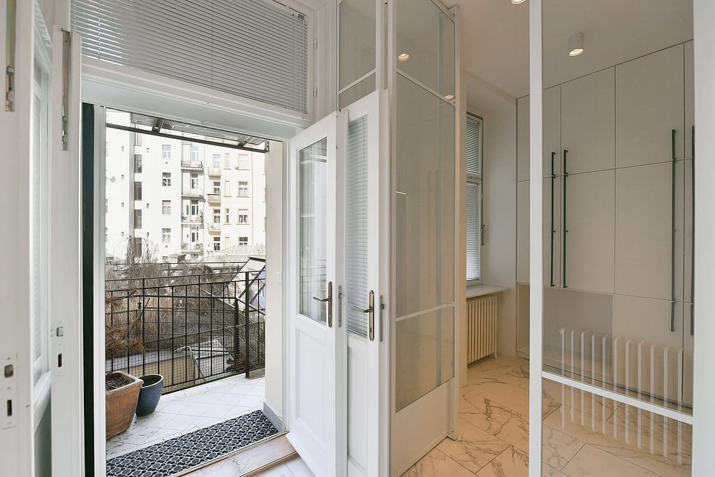 Moderne Maisonettewohnung im Loftstil in Leipzig-Südvorstadt 9 Architektur - Immobilie - Zugang zum Balkon