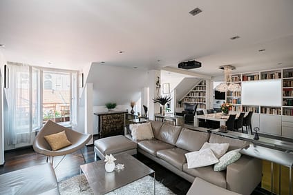 Attraktiv ausgestattetes 5-Zimmer-Penthouse mit Dachterrasse in Berlin-Kreuzberg 4 Architektur - Immobilie - Wohnzimmer 1